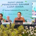 Komisaris Utama merangkap Komisaris Independen SIG, Budi Waseso (tengah) memimpin jalannya RUPSLB Tahun 2025 di Jakarta. Foto: Ist.