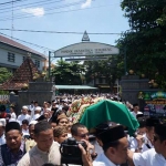 Ribuan santri mengiringi acara pemakaman almarhumah Nyai Hj Aisyah Hamid Baidlowi binti KH Abdul Wahid Hasyim. foto: RONY S/ BANGSAONLINE