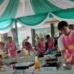 General Manager PLN UIP JBTB II, Hening Kyat Pamungkas saat mengikuti Milenial Daily Lifestyle Cooking Competition. 