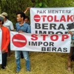Sejumlah petani menggelar aksi demo menyambut kedatangan Mentan Andi Amran Sulaiman di Bojonegoro.