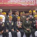 Risma berfoto bersama dengan para veteran usai melaksanakan upacara peringatan hari Pahlawan.