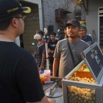 Bupati Kediri Hanindhito Himawan Pramana saat memborong pentol. Foto: Ist. 