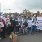 Sejumlah aktivis perempuan di Tuban saat menggelar aksi damai.