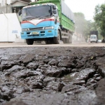 Kendaraam berat melintas di Jalan Harun Thohir, Gresik. Foto: Syuhud/BANGSAONLINE
