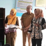 Wali Kota Mojokerto saat meninjau kegiatan belajar mengajar di salah satu sekolah.