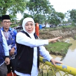 Gubernur Jatim, Khofifah Indar Parawansa saat melakukan peninjauan di lokasi sungai yang dikeluhkan banjir oleh warga. (Ist)