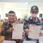 Dua Mamak Kepala Waris dari Sumbar memegang sertifikat tanah. (Ist)