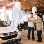 Pakde Karwo bersama Plt Gubernur Aceh Nova Iriansyah memberangkatkan Tim Ekspedisi Jalur Darat ke 34 Gubernur di Kantor Gubernur Aceh.