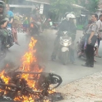 Kondisi motor yang masih terbakar. 