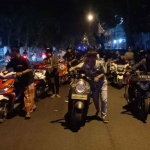 Petugas dari Polres Pamekasan saat mengamankan sejumlah motor beserta pengendaranya yang hendak melakukan balap liar di Jalan Trunojoyo.