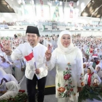 Pasangan Khofifah-Emil saat kegiatan "Dzikir, Shalawat, dan Doa Menyambut Kemenangan Khofifah-Emil" di Jatim Expo, Sabtu (23/11/2024). Foto: bangsaonline