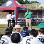 Pj Wali Kota Batu saat memberi sambutan dalam laga yang digelar Pemdes Bumiaji.