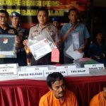Kapolres Bangkalan AKBP Rama S. Putra didampingi Kasatreskrim AKP David Manurung dan Kasubbag Humas Iptu Suyitno menunjukkan kunci mobil beserta kedua tersangka.