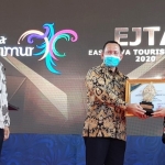 General Manager (GM) Hotel Grand Mercure Surabaya City Eksi Ayuningtyas saat menerima penghargaan dan trofi, disaksikan Kepala Dinas Kebudayaan dan Pariwisata Jawa Timur  Sinarto, S.Kar., M.M.