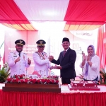 Wali Kota Batu bersama wakilnya saat menghadiri peringatan HUT ke-64 Bank Jatim di Kota Agropolitan.