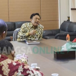 Bupati Sambari ketika audiensi dengan para notaris. foto: SYUHUD/ BANGSAONLINE