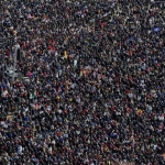 Sekitar 9 juta warga Amerika Serikat turun jalan meneriakkan No King. Demo itu meledak di kota-kota besar di Amerika Serikat. Mereka memprotes Presiden Amerika Serikat Donald Trump terutama soal perang dengan Iran yang dianggap tak ada manfaatnya. Mereka menilai perang itu justru merugikan rakyat Amerika Serikat. Foto: CNN