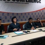 Para narasumber memberikan penjelasan kepada awak media di ruang Humas Pemkot Surabaya.