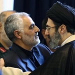 Mojtaba Hosseini Khamenei (kanan berjubah). Foto: Iran International