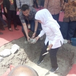 Peletakan batu pertama pembangunan Museum HAM Munir oleh Gubernur Jatim Khofifah di Kelurahan Sisir, Kota Batu, Ahad (8/12).