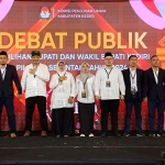 
Ketua KPU Kabupaten Kediri Nanang Qosim (nomor 3 dari kiri) dan jajaran, bersama Bawaslu dan Paslon nomor urut 1 Deny Widyanarko - Mudawamah serta Paslon nomor urut 2 Hanindhito Himawan Pramana - Dewi Mariya Ulfa, usai debat publik. Foto: Muji Harjita/BANGSAONLINE.com