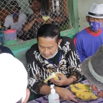 Yuhronur Efendi saat blusukan ke Desa Blawirejo Kedungpring, Sabtu (10/10). foto: nurqomar/ bangsaonline.com