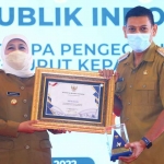 Wali Kota Kediri, Abdullah Abu Bakar, saat menerima Penghargaan Atas Opini WTP dari Gubernur Jawa Timur, Khofifah Indar Parawansa. Foto: Ist