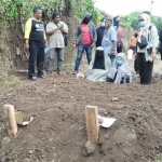 Empat jenazah terduga teroris kembali dimakamkan di komplek pemakaman khusus orang tidak dikenal (Mr X) di Sidoarjo, Senin (21/5) siang. 