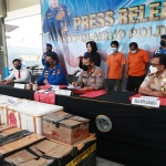 Ditpolairud Polda Jatim saat menggelar konferensi pers terkait penyelundupan benur.