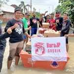 Bara JP Gresik ketika memberikan bantuan untuk korban banjir di Desa Sedapur Klagen, Kecamatan Benjeng. foto: ist.