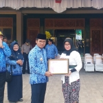 Bupati Bangkalan Abdul Latif Imron Amin memberikan perngharangaan kepada Zainab Zuraidah atas kepedulian dan dukungannya terhadap program kesehatan di Kab. Bangkalan.