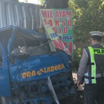 Polisi saat olah TKP kecelakaan beruntun di Sidoarjo.