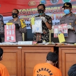Kapolres Kediri Kota AKBP Miko Indrayana didampingi sejumlah pejabat saat menunjukkan barang bukti. foto: MUJI HARJITA/ BANGSAONLINE