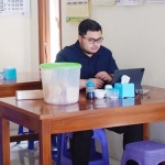 Bupati Kediri Hanindhito Himawan Pramana saat berada di warung sambil mantengi laptop. foto: ist.