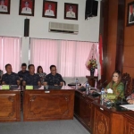 STUDI BANDING: Wabup Nur Ahmad Syaifuddin saat menyambut kunjungan Pemkot Tomohon, di Aula Delta Wicaksana, Kamis (23/3). foto: Dinas Kominfo Sidoarjo