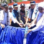 Panglima Koarmada II Laksda TNI Heru Kusmanto bersama Gubernur Jawa Timur Khofifah Indar Parawansa membagikan secara simbolis bantuan air bersih kepada masyarakat Pulau Sapudi.