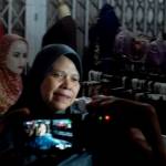 Pemilik Toko Minarti Berkaca Kaca Saat Diwawancarai Wartawan. foto: Prihantoro/Harian Bangsa
