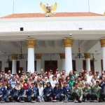 Gubernur Khofifah saat melepas 250 mahasiswa dari 16 Perguruan Tinggi Negeri di Jawa Timur yang mengikuti program KKN Kolaborasi Brantas Tuntas di Gedung Negara Grahadi, Kamis (26/12). foto: ist