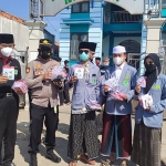 Komunitas Song Osong Lombhung (SOL) membagikan 5 ribu lebih masker, hand sanitizer, dan vitamin kepada warga Kota Zikir dan Selawat. (foto: ist)