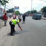 Polisi saat menunjuk titik lokasi tabrakan