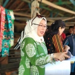 Ketua majelis hakim PTUN Surabaya Liza Falianti saat membuka sidang PS di pasar Tulakan Kabupaten Pacitan. (foto: Yuniardi Sutondo/ bangsaonline) 