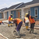 Para pekerja sedang membangun jalan di sebuah kompleks perumahan. Foto: Kementerian Perumahan dan Kawasan Permukiman.