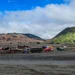 Sejumlah jip wisata melintasi kawasan Lautan Pasir di Gunung Bromo.

