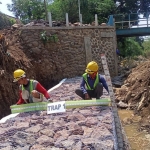 Pengerjaan bronjong oleh Dinas Sumber Daya Air Kabupaten Pasuruan.