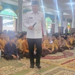 Menteri Koordinator Bidang Politik dan Keamanan (Menko Polkam) Jenderal TNI (Purn) Djamari Chaniago saat berada di tengah-tengah para santri Pondok Pesantren Amanatul Ummah Pacet Mojokerto Jawa Timur, Sabtu (14/2/2026). Foto: M. Mas