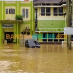 Banjir di RSUD Dr Soedomo Trenggalek. Foto: HERMAN SUBAGYO/ BANGSAONLINE
