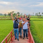 Bupati Pamekasan Baddrut Tamam saat meninjau potensi wisata sawah di Desa Bajang Kecamatan Pakong, Senin (1/3/2021).