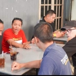 Petugas Imigrasi Kediri saat melakukan pendataan kepada orang asing di Kabupaten Kediri. Foto: Ist.