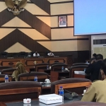 Panitia Khusus (Pansus) Covid-19 di Kabupaten Jember bersama instansi terkait menggelar rapat evaluasi terkait penanganan perkembangan kasus Covid-19 di ruang rapat DPRD Jember, Senin (16/8/2021). (foto: ist)
