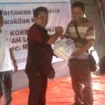 Ketua PWI Kediri Mega Wulandari saat memberikan santunan kepada para pengungsi longsor. foto: Dendi Martoni/BangsaOnline.com